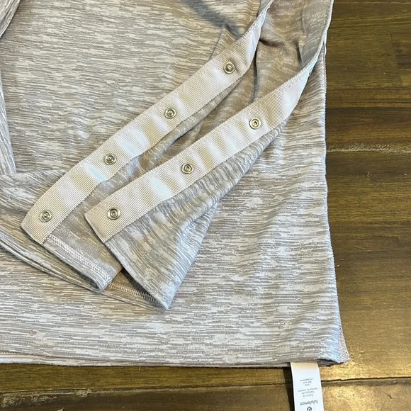 Lululemon Gray Textured Scarf Wrap Vinyasa Snap Button Neutral Minimal - Picture 3 of 4